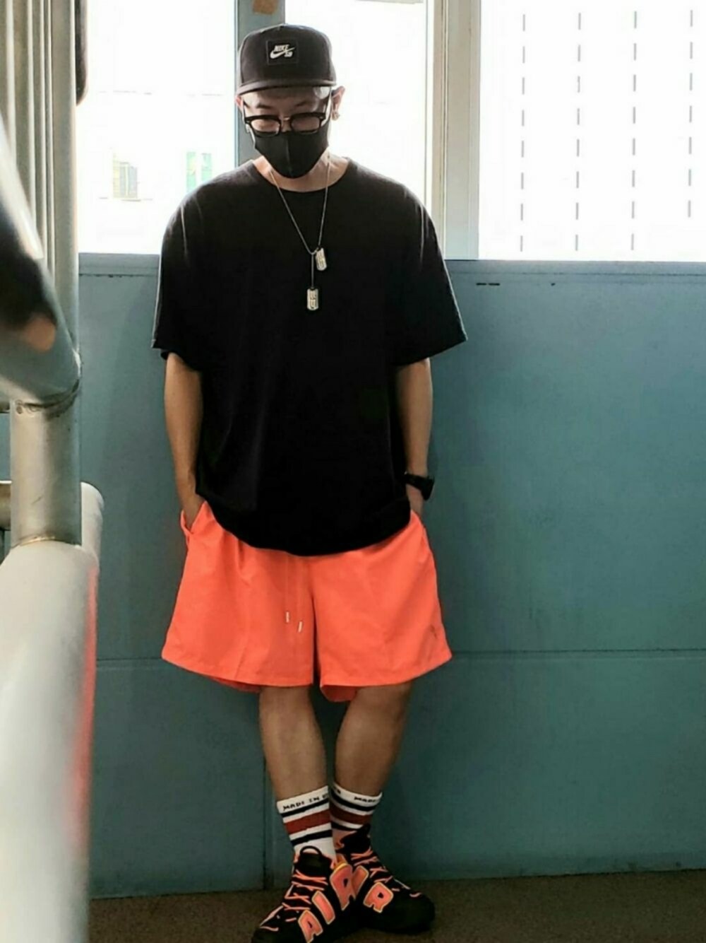 ブラック系のTシャツ/カットソー、オレンジ系のその他パンツ、ブラック系のスニーカーを着用したメンズの夏コーディネートの1枚目の写真