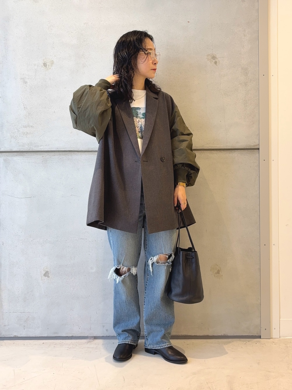 グレー系のその他アウター、ホワイト系のTシャツ/カットソー、ブラック系のショルダーバッグを着用したレディースの秋コーディネートの1枚目の写真