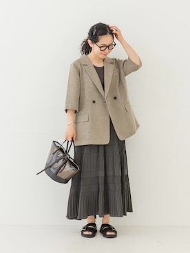 「URBAN RESEARCH（アーバンリサーチ）のdecor『デコール』　2P Wide hair clip（バレッタ/ヘアクリップ、ブラック系）」を使った、西野きよさん（レディース・152cm）の春コーディネート