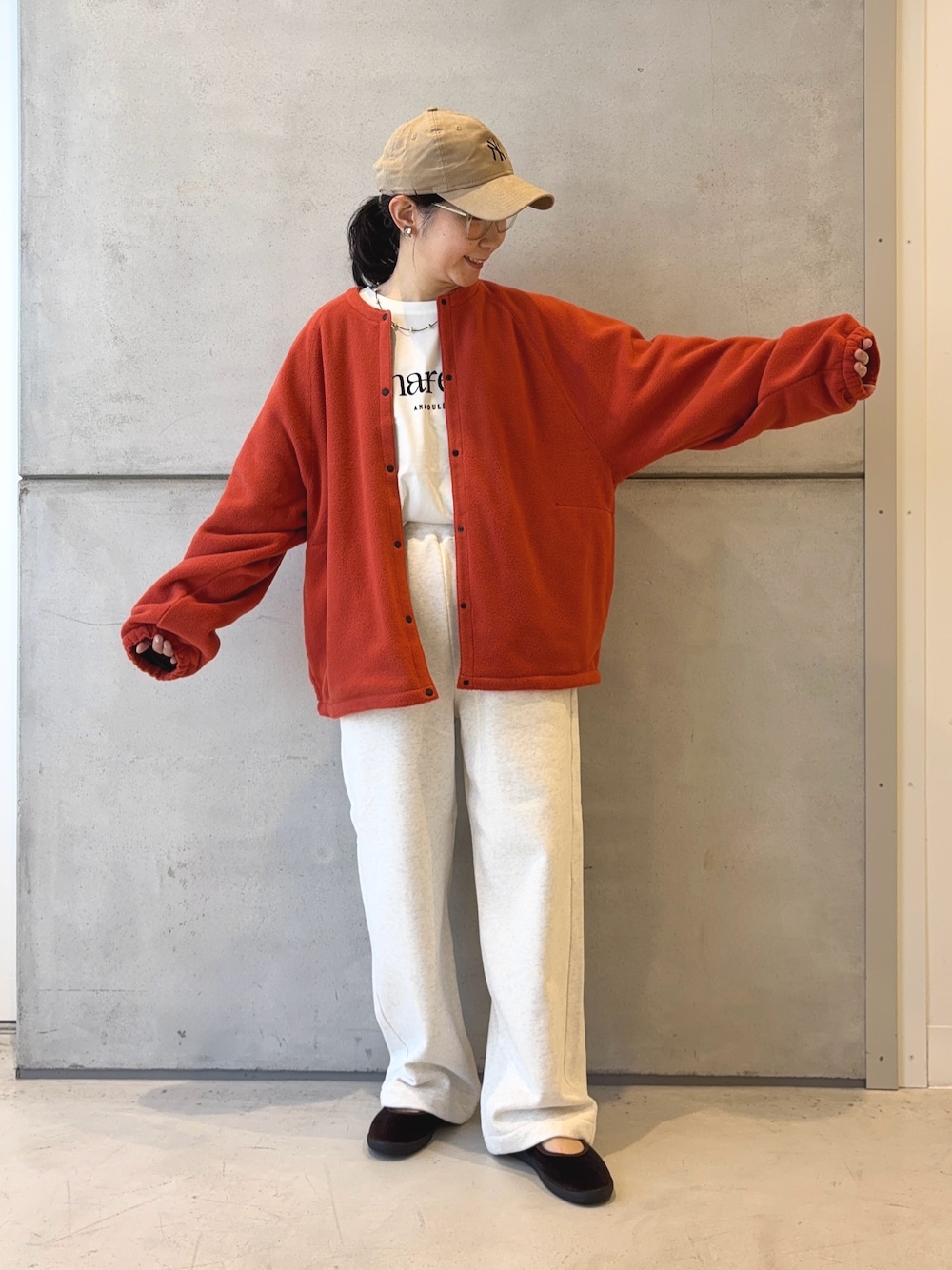 ホワイト系のTシャツ/カットソー、ブラウン系のその他アウター、ベージュ系のその他パンツを着用したレディースの秋コーディネートの1枚目の写真