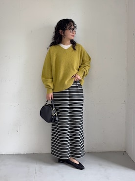 「かぐれ（カグレ）のアルパカヘアリーVネックニット（ニット/セーター、イエロー系）」を使った、西野きよさん（レディース・152cm）の秋コーディネート