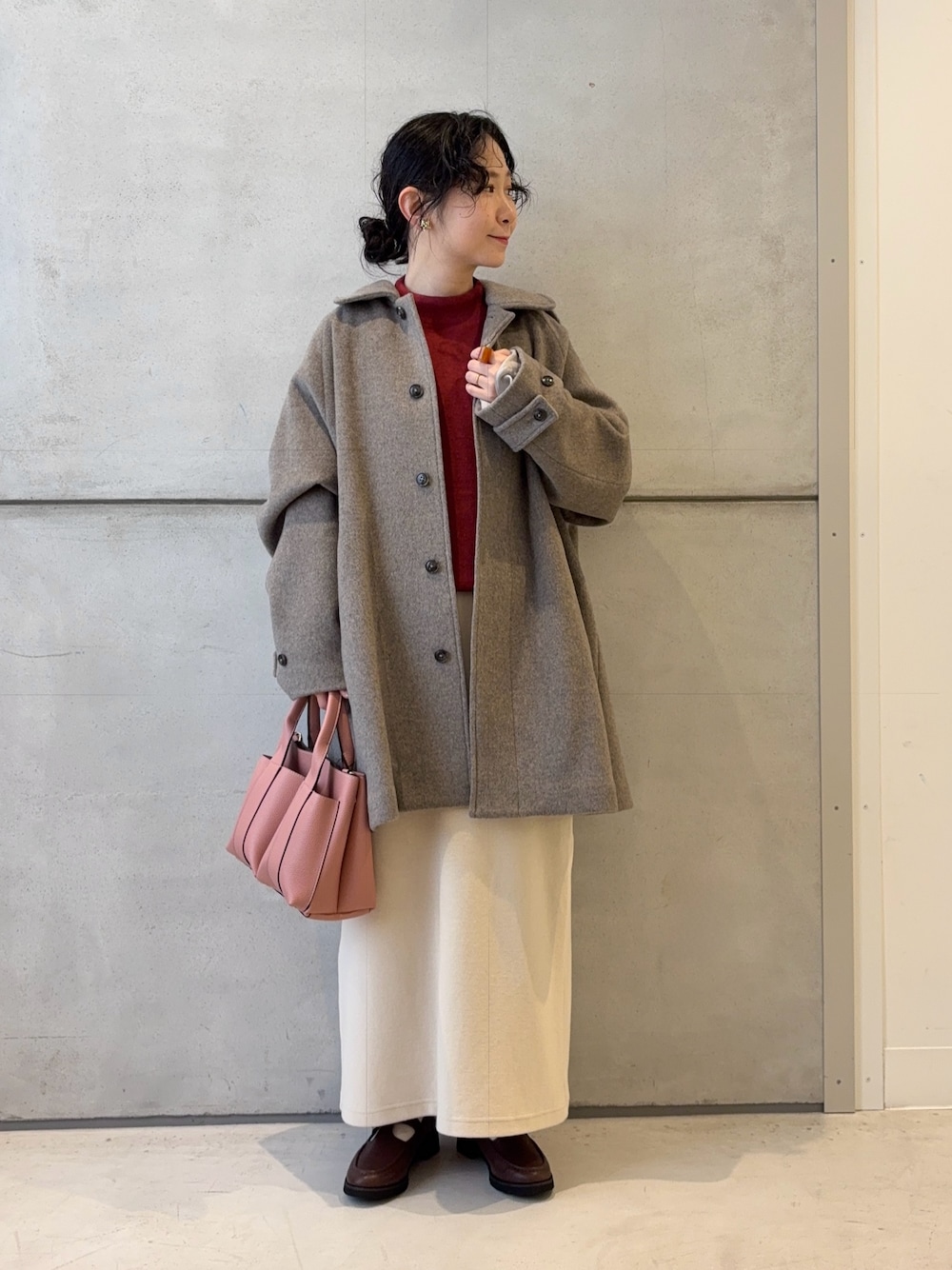 ホワイト系のスカート、ブラウン系のローファー、グレー系のステンカラーコートを着用したレディースの秋コーディネートの1枚目の写真