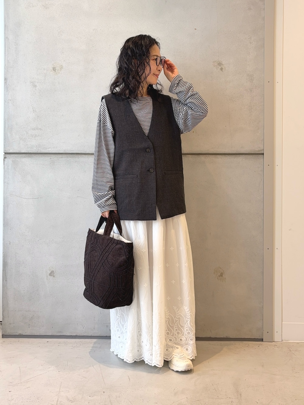 ブラック系のTシャツ/カットソー、ブラック系のその他アウター、ホワイト系のその他パンツを着用したレディースの秋コーディネートの1枚目の写真