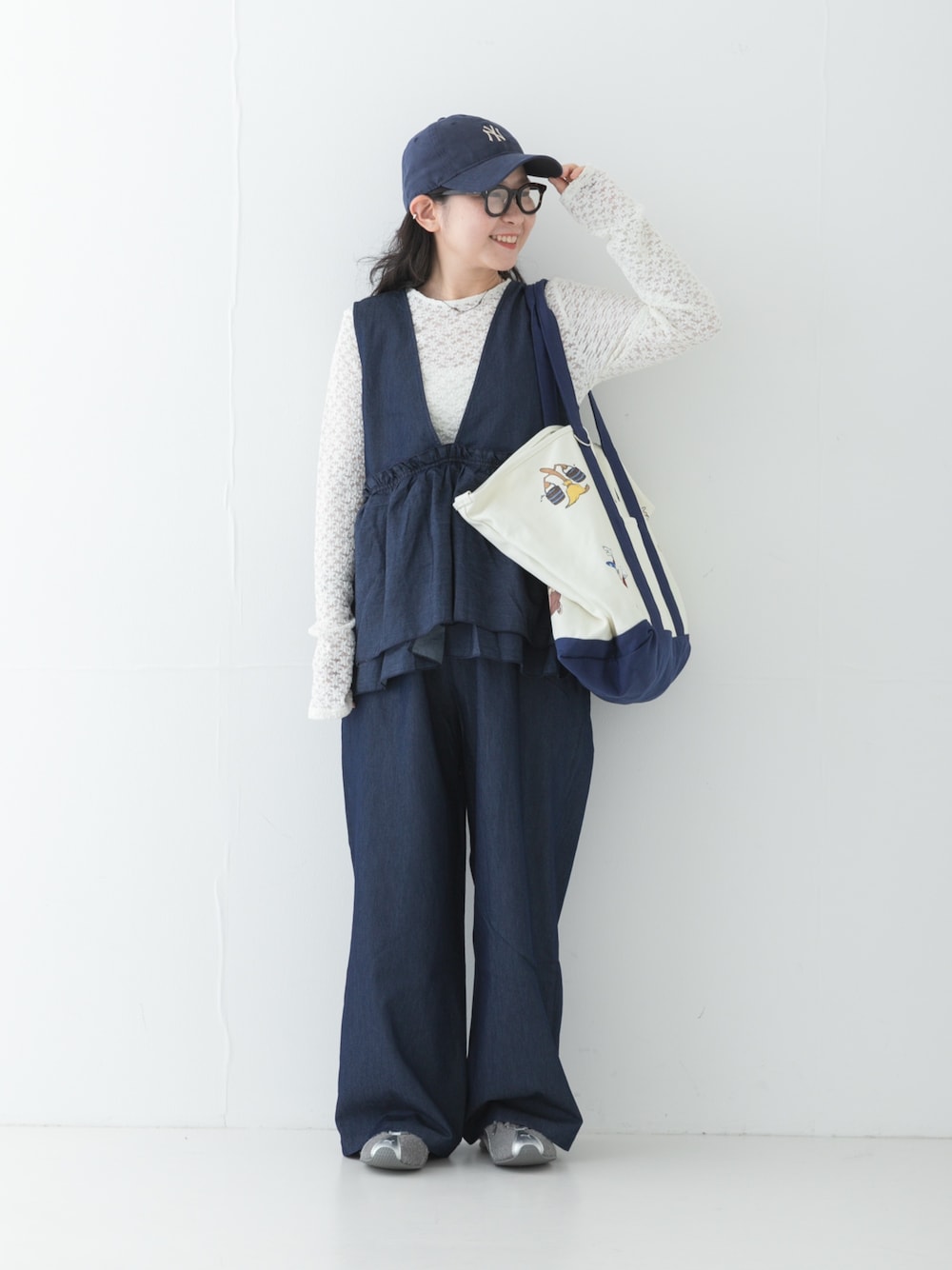 ブルー系のつなぎ/オールインワン、その他のトートバッグ、ホワイト系のTシャツ/カットソーを着用したレディースの秋コーディネートの1枚目の写真