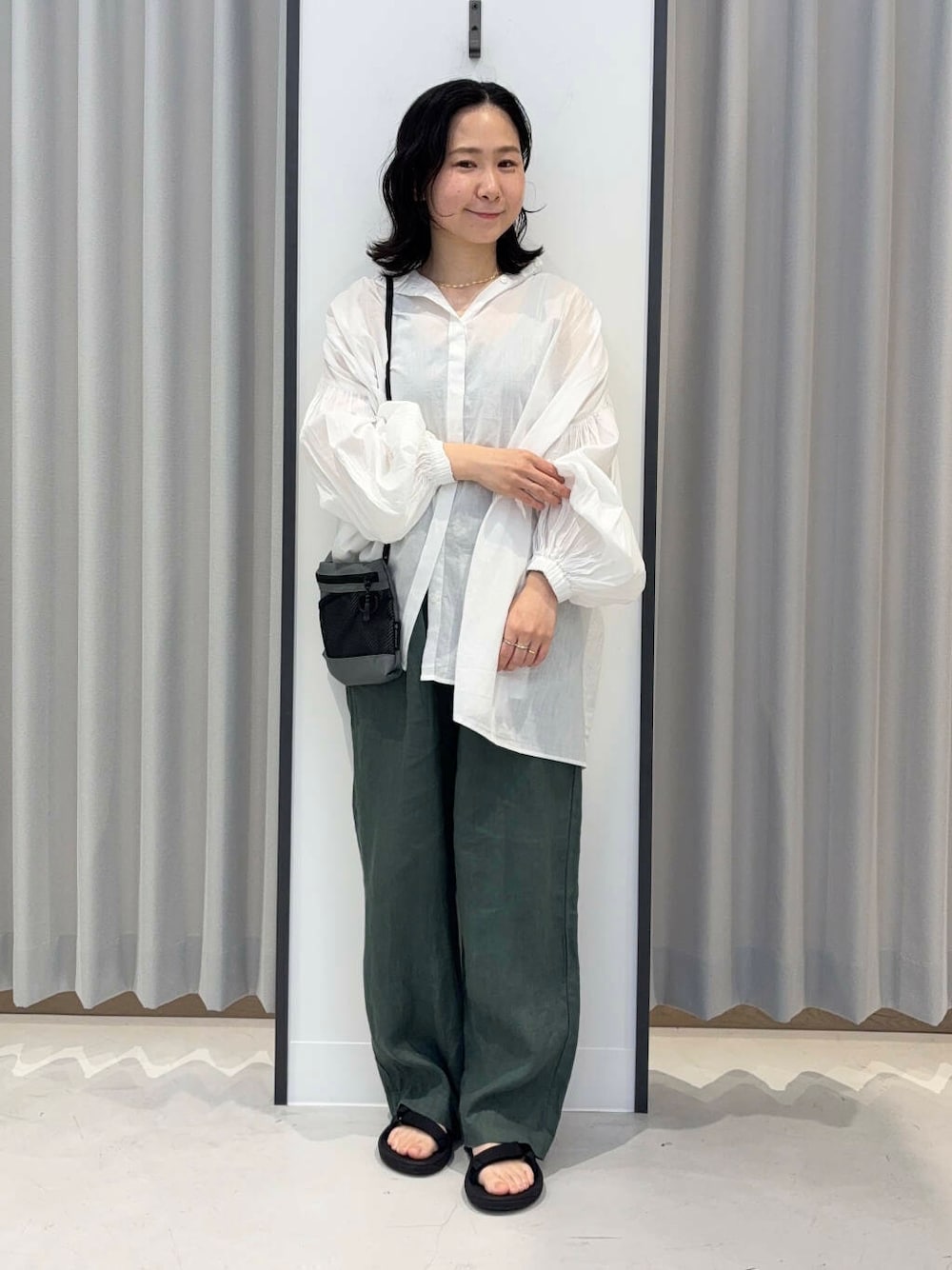 グリーン系のその他パンツ、ホワイト系のシャツ/ブラウス、ブラック系のサンダルを着用したレディースの春コーディネートの1枚目の写真