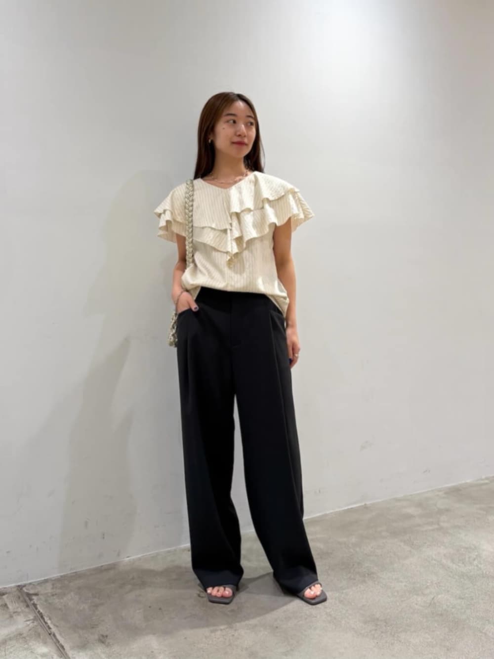 グレー系のサンダル、グレー系のその他パンツ、ホワイト系のシャツ/ブラウスを着用したレディースの夏コーディネートの1枚目の写真