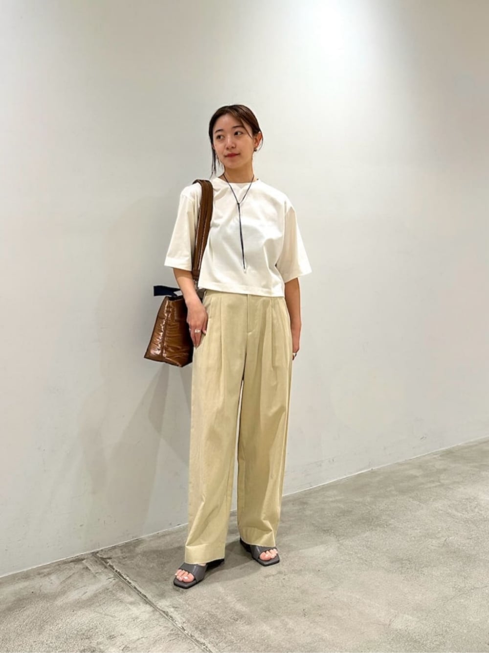 「トレンド、リラックス、骨格ウェーブ、サンダル、ミュール、Tシャツ、旅行、旅コーデ、BEAUTY&YOUTH、春服、春コーデ、夏服、夏コーデ」｜「BEAUTY&YOUTH UNITED ARROWSのベアフライス バンドゥ（キャミソール、ブラック系）」を使った、關（seki）さん（レディース・153cm）の春コーディネートの1枚目の写真