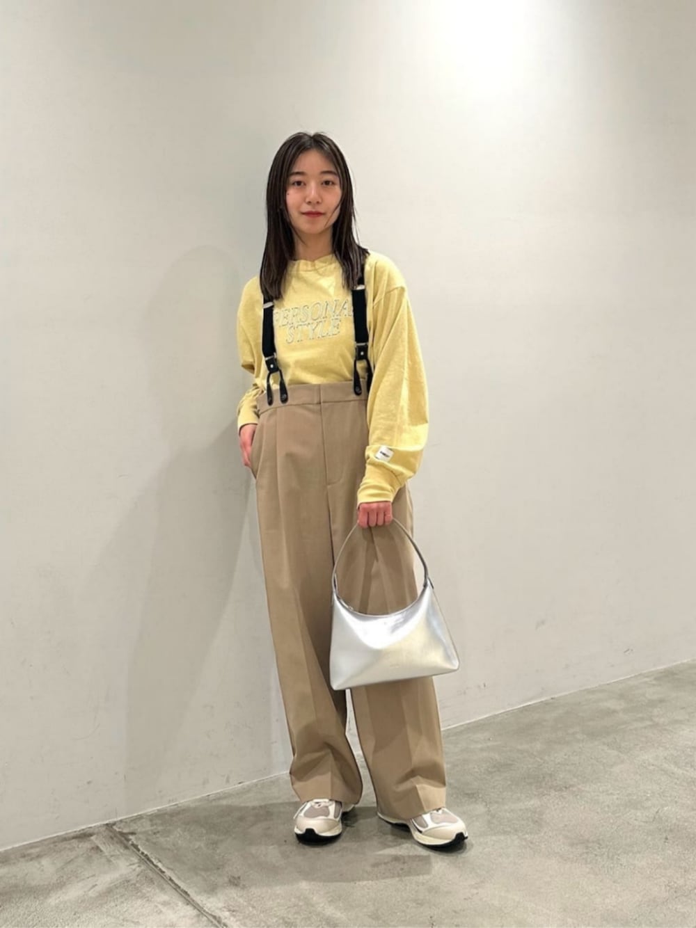「スニーカー、トレンド、骨格ウェーブ、Tシャツ、別注、春服、秋服、冬服、旅行、旅コーデ、冬コーデ、秋コーデ、春コーデ、カジュアル、BEAUTY&YOUTH」｜「NEW BALANCEの【別注】＜New Balance＞M2002RGTX/スニーカー（スニーカー、ベージュ系）」を使った、關（seki）さん（レディース・153cm）の冬コーディネートの1枚目の写真