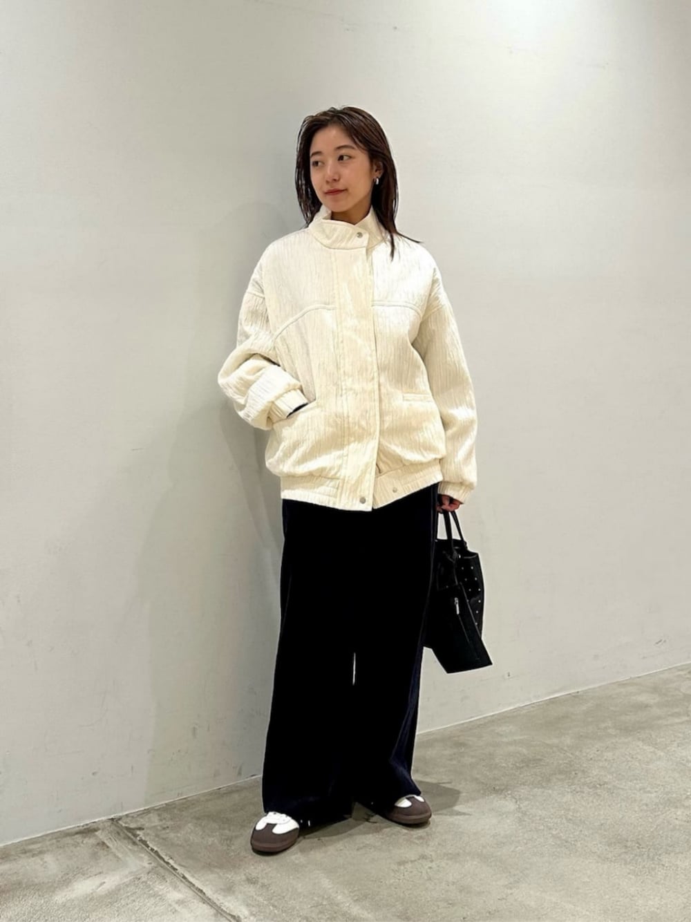 「スニーカー、ストリート、トレンド、リラックス、ブルゾン、ニット、コーデュロイ、骨格ウェーブ、別注、秋服、冬服、旅コーデ、秋コーデ、冬コーデ、BEAUTY&YOUTH」｜「MARLON FIRENZEの＜MARLON FIRENZE＞レザー スタッズ トートバッグ -2WAY-（トートバッグ、ブラック系）」を使った、關（seki）さん（レディース・153cm）の秋コーディネートの1枚目の写真