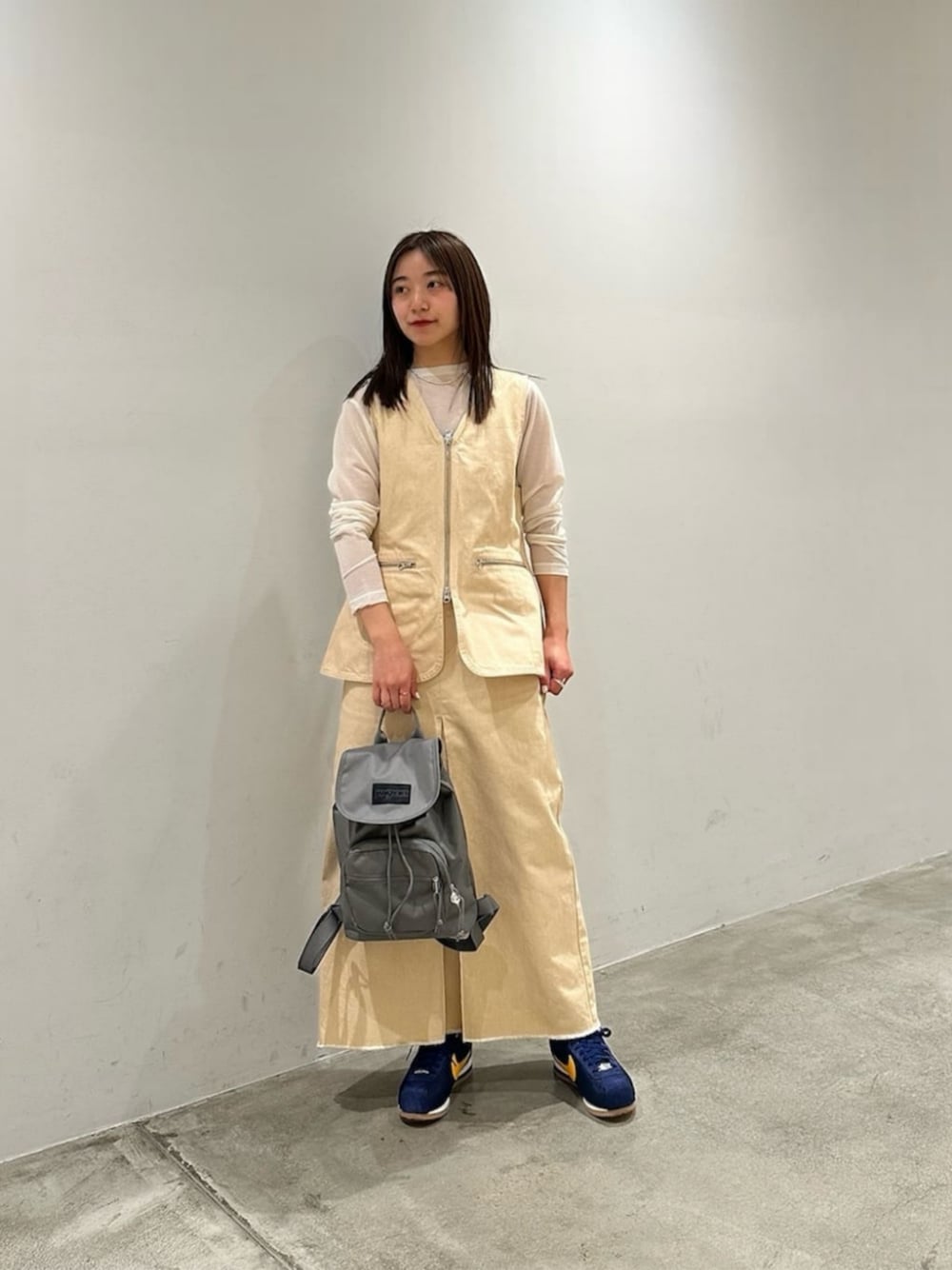 「セットアップ、スニーカー、骨格ウェーブ、ベスト、スカート、シアートップス、ローファー、BEAUTY&YOUTH、春服、春コーデ、春色」｜「BEAUTY&YOUTH UNITED ARROWSのコットン フロントジップ ベスト（ベスト、ベージュ系）」を使った、關（seki）さん（レディース・153cm）の春コーディネートの1枚目の写真
