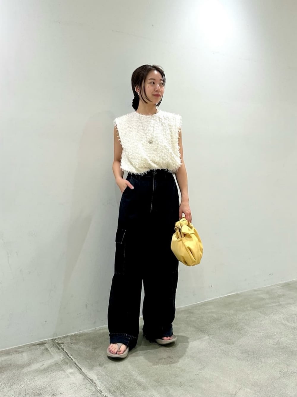 「モード、ストリート、トレンド、リラックス、フェミニン、トラベル、骨格ウェーブ、デニム、サンダル、夏服、旅行、BEAUTY&YOUTH、H BEAUTY＆YOUTH、夏コーデ」｜「BEAUTY&YOUTH UNITED ARROWSのギャザー リボンハンドル ショルダーバッグ -2WAY-（ショルダーバッグ、イエロー系）」を使った、關（seki）さん（レディース・153cm）の夏コーディネートの1枚目の写真