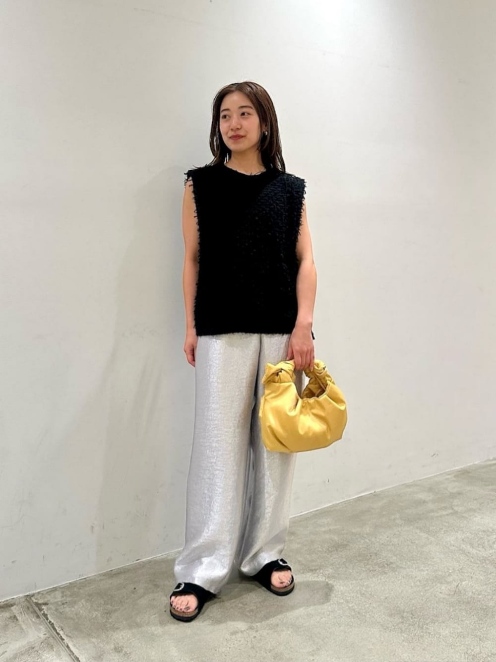 「モード、トレンド、リラックス、アウトドア、骨格ウェーブ、サンダル、旅行、夏服、夏コーデ、BEAUTY&YOUTH、H BEAUTY＆YOUTH」｜「BEAUTY&YOUTH UNITED ARROWSのギャザー リボンハンドル ショルダーバッグ -2WAY-（ショルダーバッグ、イエロー系）」を使った、關（seki）さん（レディース・153cm）の夏コーディネートの1枚目の写真