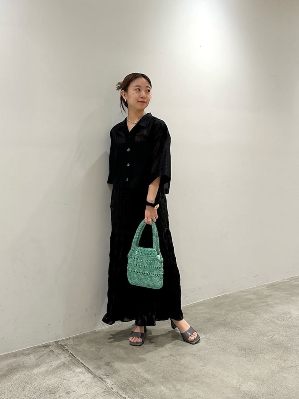 ブラック系のシャツ/ブラウス、ブラック系のキャミソール、グレー系のサンダルを着用したレディースの春コーディネートの1枚目の写真