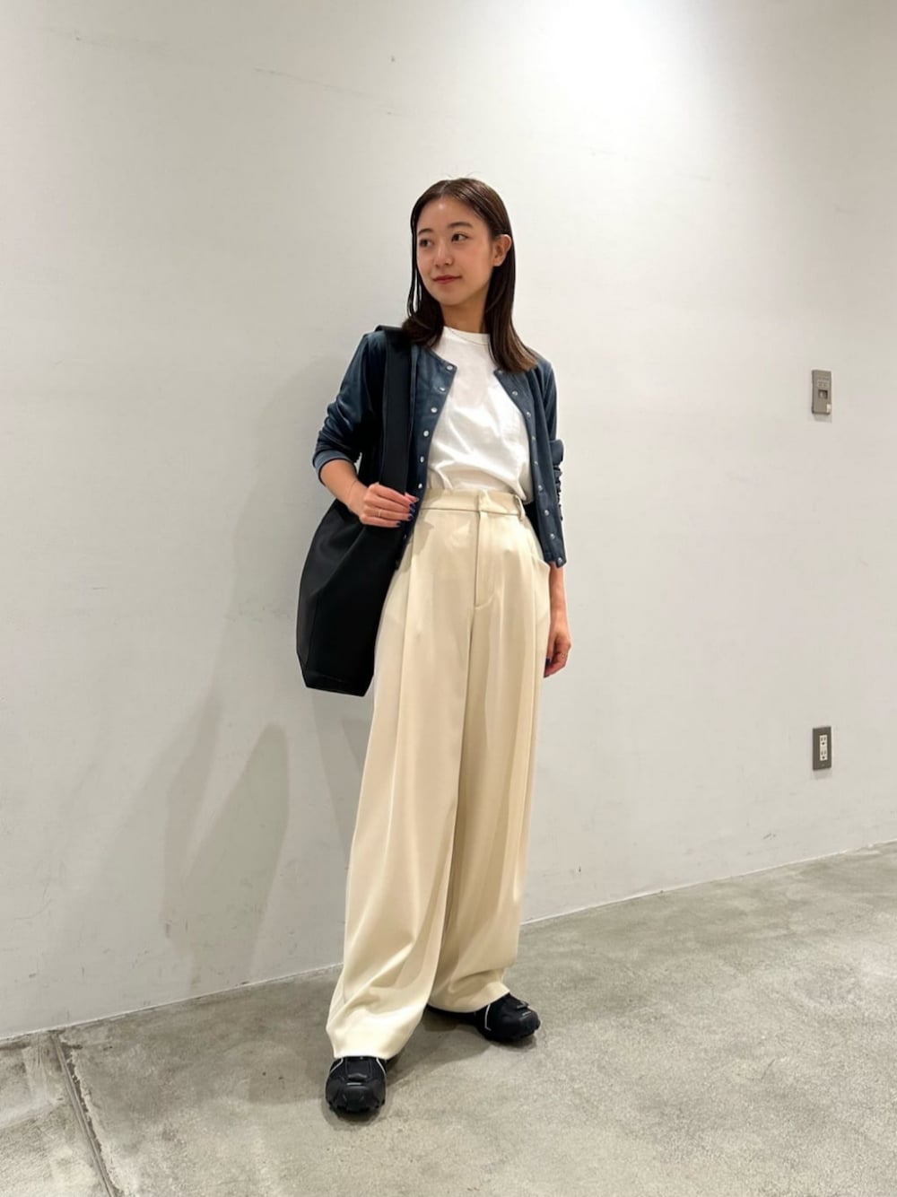 「カーディガン、スニーカー、トレンド、リラックス、トラベル、骨格ウェーブ、夏服、秋服、旅行、夏コーデ、秋コーデ、BEAUTY&YOUTH」｜「BEAUTY&YOUTH UNITED ARROWSのソフト ワイドベルト ビッグ ショルダーバッグ（ショルダーバッグ、ブラック系）」を使った、關（seki）さん（レディース・153cm）の夏コーディネートの1枚目の写真