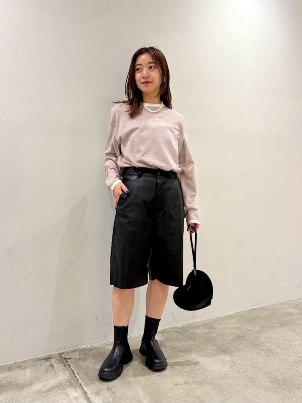 「ストリート、トレンド、アウトドア、トラベル、骨格ウェーブ、旅行、秋服、秋コーデ、BEAUTY&YOUTH」｜「YAHKIの＜YAHKI＞レザー ハート ストラップ バッグ（クラッチバッグ、ブラック系）」を使った、關（seki）さん（レディース・153cm）の秋コーディネートの1枚目の写真