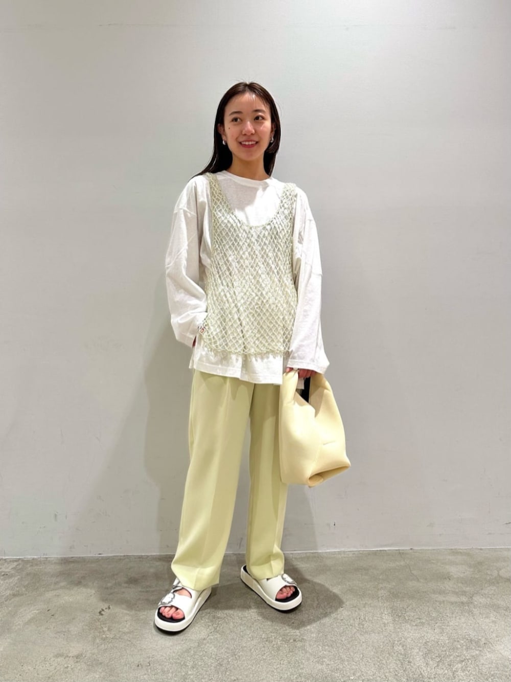 「ストリート、トレンド、アウトドアスタイル、トラベル /リゾート、骨格ストレート、サンダル、春服、夏服、BEAUTY&YOUTH UNITED ARROWS、春コーデ、夏コーデ」｜「BEAUTY&YOUTH UNITED ARROWSのレザー ダブルベルト バックストラップ サンダル（サンダル、ホワイト系）」を使った、關（seki）さん（レディース・154cm）の春コーディネートの1枚目の写真