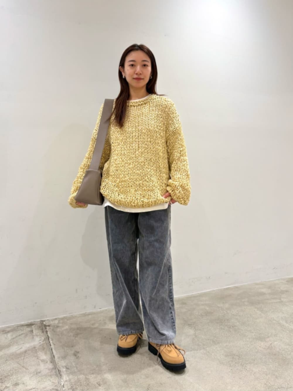 ベージュ系のモカシン/デッキシューズ、ブラウン系のショルダーバッグ、ホワイト系のTシャツ/カットソーを着用したレディースの春コーディネートの1枚目の写真