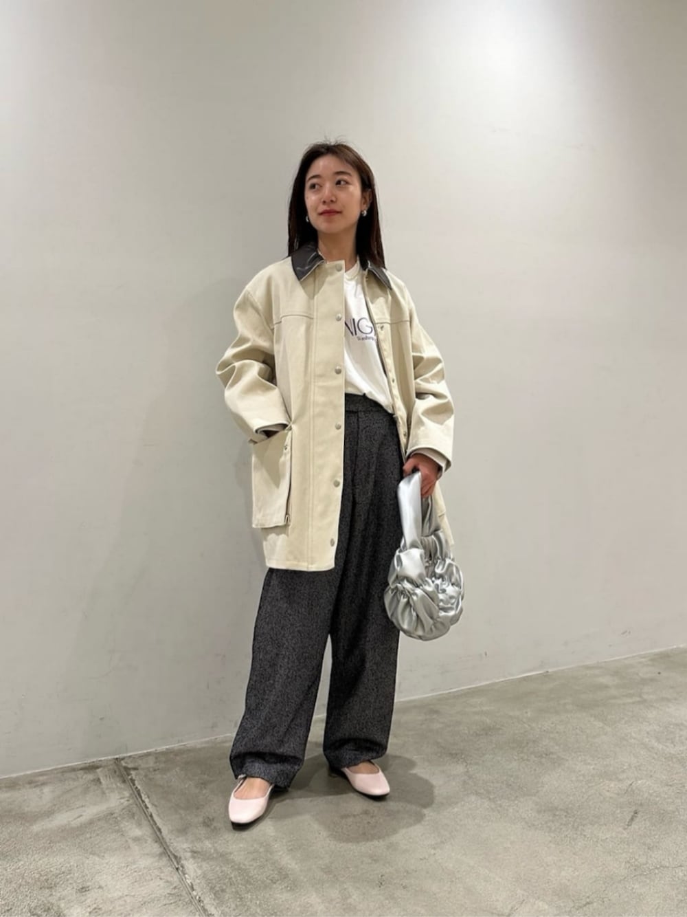 ホワイト系のTシャツ/カットソー、ベージュ系のその他アウター、ピンク系のバレエシューズを着用したレディースの冬コーディネートの1枚目の写真