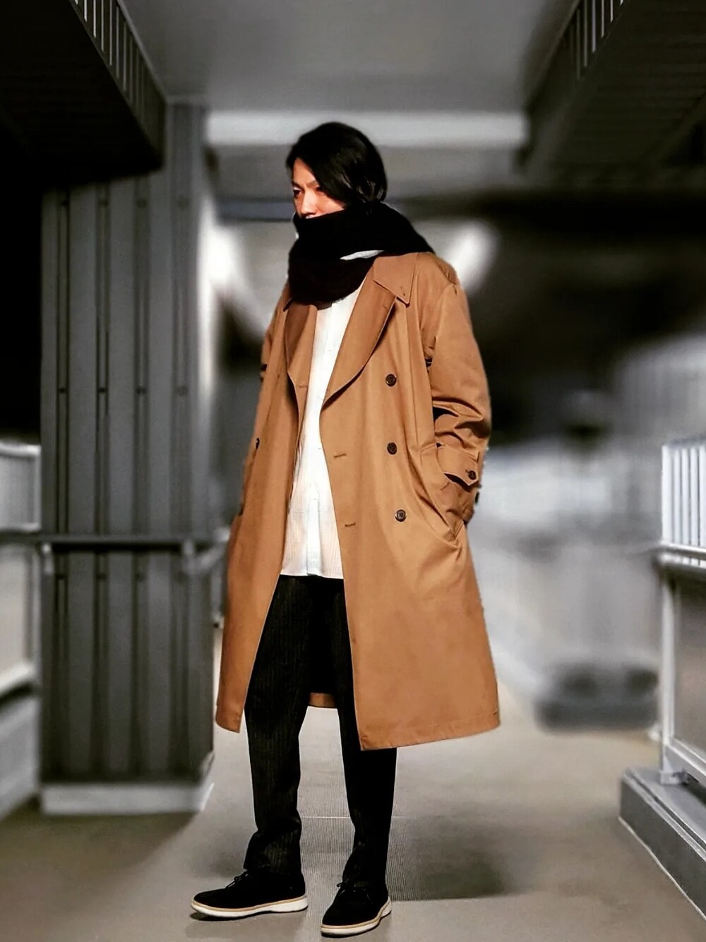 「カラーパレット」｜「UNIQLOのアイテム（トレンチコート、ブラウン系）」を使った、うーすけさん（メンズ・187cm）の冬コーディネートの1枚目の写真