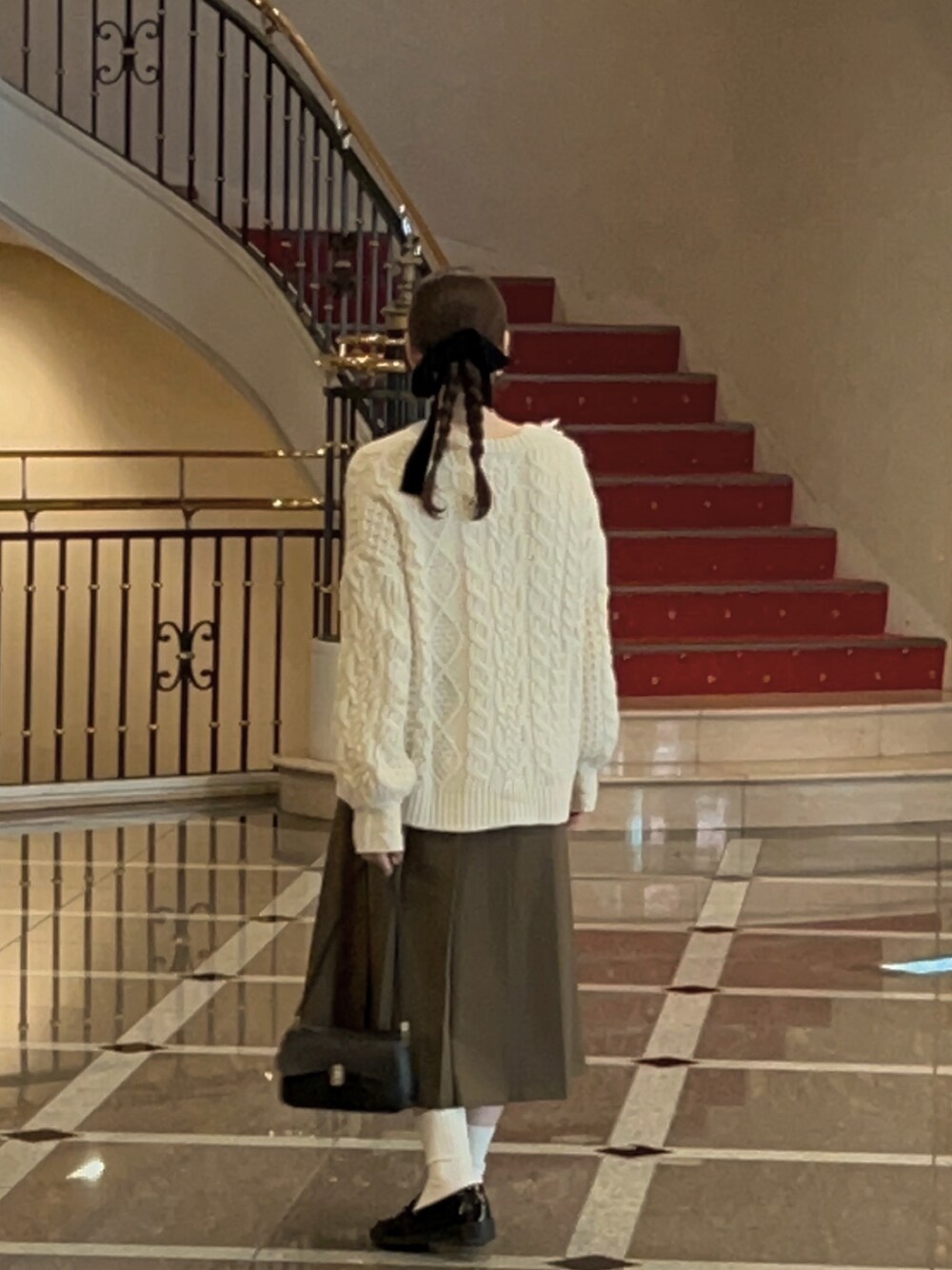 「プチプラ、お出かけコーデ、冬服コーデ、スカートスタイル、ニットコーデ、ブリティッシュスタイル、ブリティッシュ、ヘアアレンジ、きれいめコーディネート、キレイめコーデ」｜「FIKA.のアイテム（ニット/セーター、ホワイト系）」を使った、ｋａｒｅｎさん（骨格ストレート・レディース・165cm）の冬コーディネートの1枚目の写真