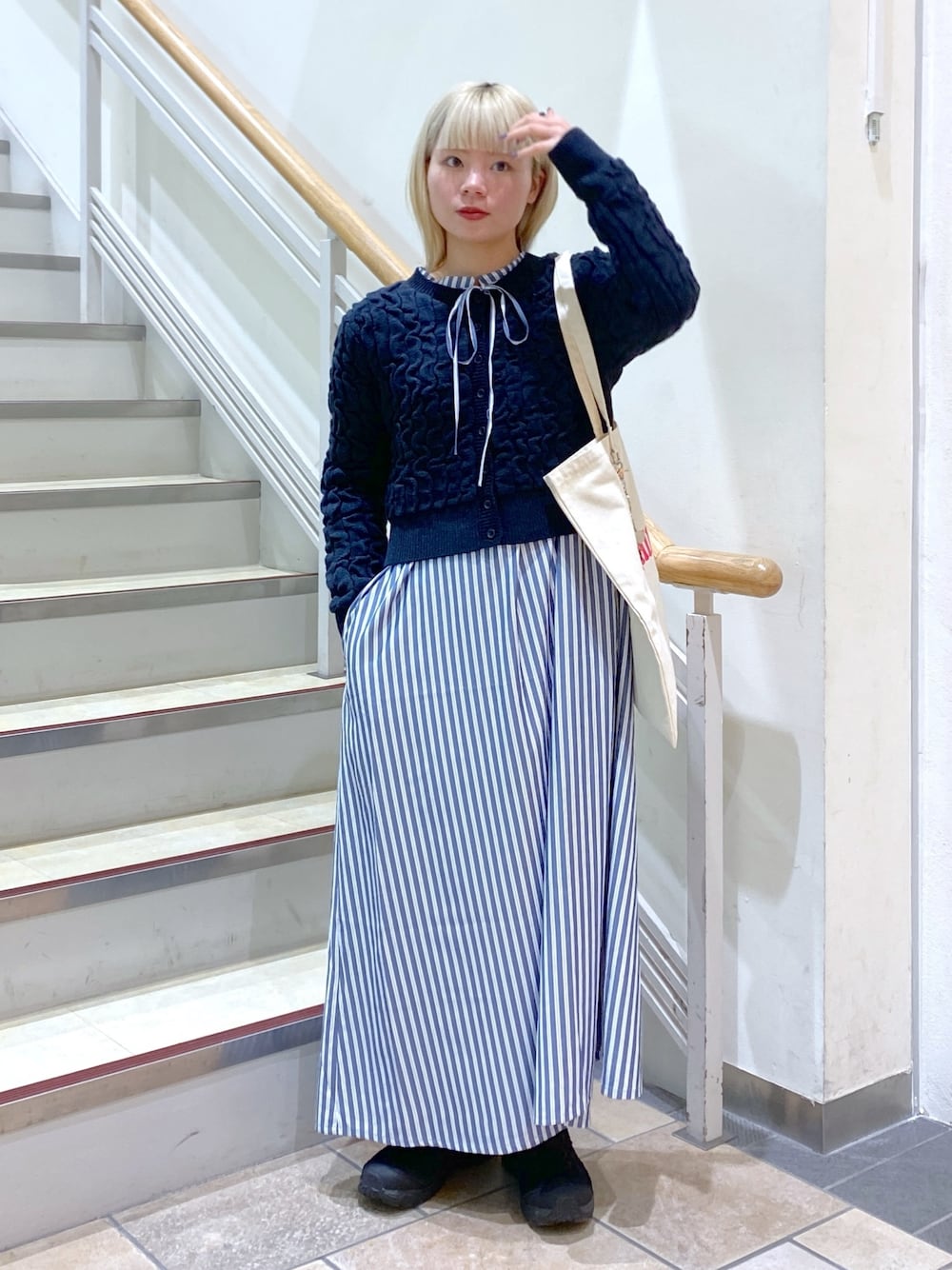 「オトナカジュアル、春服コーデ、オトナ女子、ファッションを楽しもう、スニーカーコーデ、春服、春ファッション、ワンピース、MILKFED.」｜「MILKFED.のJACQUARD KNIT CARDIGAN（カーディガン/ボレロ、ブラック系）」を使った、ちさん（レディース・152cm）の冬コーディネートの1枚目の写真