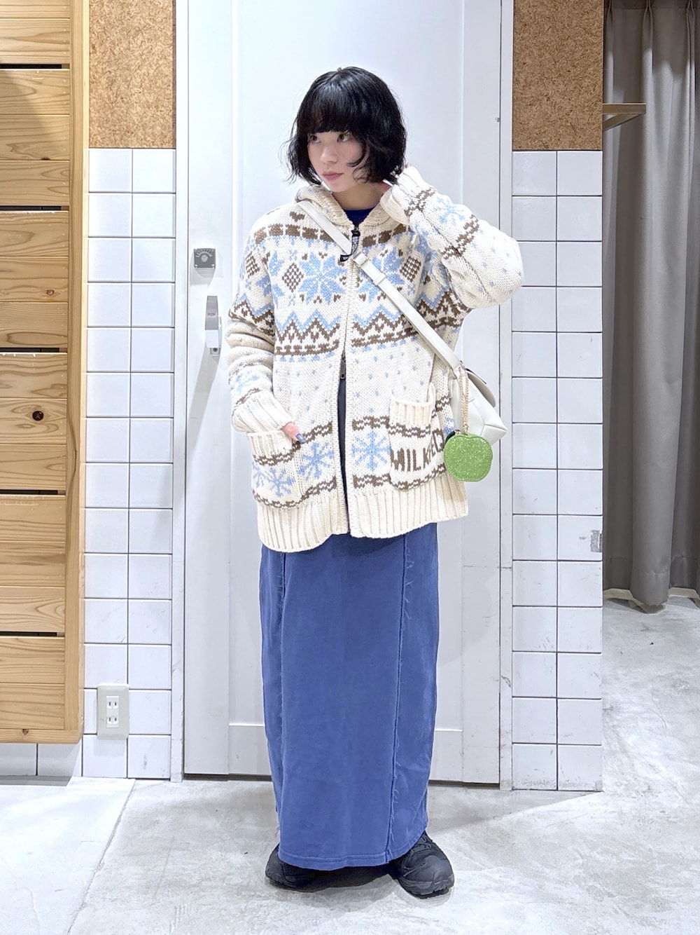 ホワイト系のその他アウター、グレー系のTシャツ/カットソー、ブルー系のスカートを着用したレディースの秋コーディネートの1枚目の写真