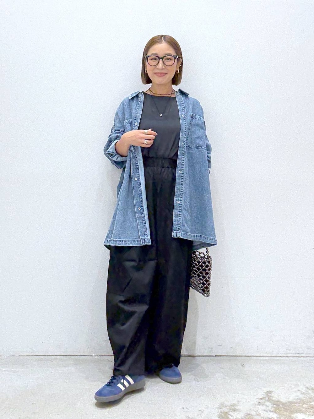 「カジュアルコーデ、大人カジュアル、アラフォー_LEPSIM、40代以上_LEPSIM、体型カバー、着痩せ・細見え、カジュアル、きれいめカジュアル_LEPSIM、LEPSIM、デニムシャツ、ワイドパンツ」｜「LEPSIMのビーズショルダーミニバッグ　324877（ショルダーバッグ、ブラック系）」を使った、hiromiさん（レディース・158cm）の秋コーディネートの1枚目の写真