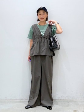 「LEPSIM（レプシィム）のチャーム付きソフトボストン　634220（ボストンバッグ、ブラック系）」を使った、hiromiさん（レディース・158cm）の春コーディネート