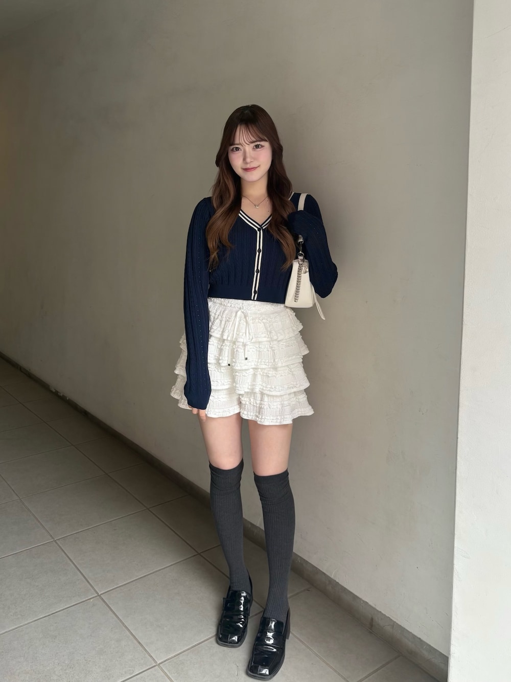 「春コーデ、春カラー、春服、レーススカート、ティアードスカート、春ニット、カーディガン、トレンドコーデ、甘めコーデ、甘めカジュアル、Chico、chicoコーデ、骨格ストレート、ootd」｜「Chicoのワンポイントラインカーディガン（カーディガン/ボレロ、ブルー系）」を使った、reiraさん（レディース・160cm）の春コーディネートの1枚目の写真