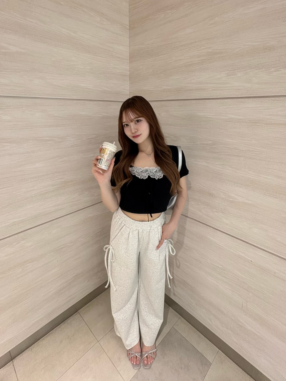 「Chico、chicoコーデ、ootd、骨格ストレート、スウェット、スウェットコーデ、夏コーデ、ワントーンコーデ」｜「Chicoの【新色追加】ショートカーディガン+レースキャミセット（カーディガン/ボレロ、ブラック系）」を使った、reiraさん（レディース・160cm）の春コーディネートの1枚目の写真