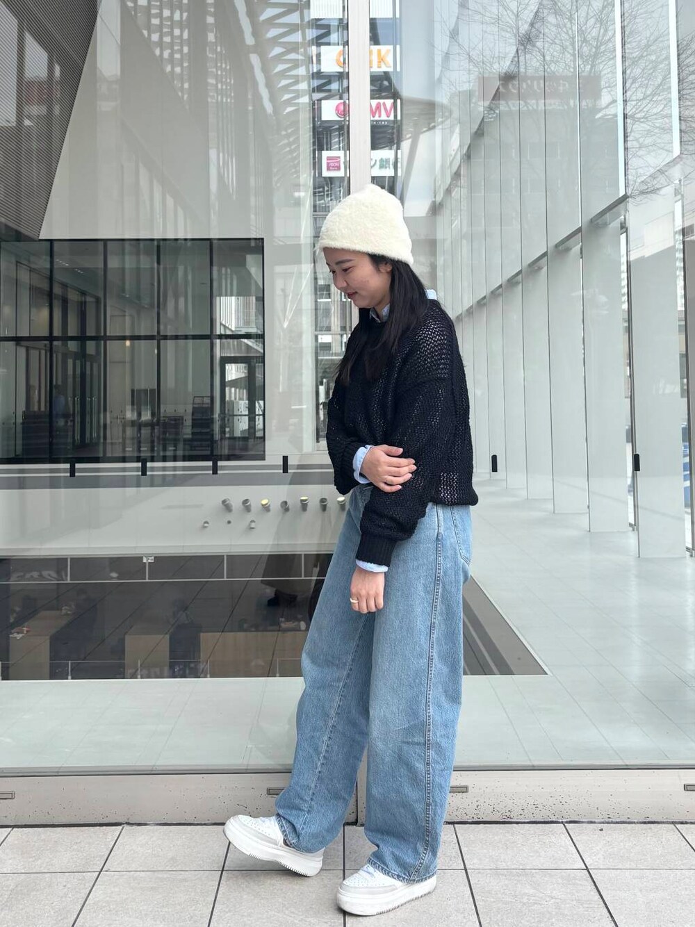 「トップス、ニット、春コーデ、春、パンツスタイル、デニムコーデ、春ニット、大学生、通学コーデ、高身長、大学生コーデ、高身長おすすめコーデ、過ごしやすい」｜「URBAN RESEARCHのリネンワイドショートシャツ（シャツ/ブラウス、ブルー系）」を使った、kotone040817さん（レディース・165cm）の春コーディネートの1枚目の写真