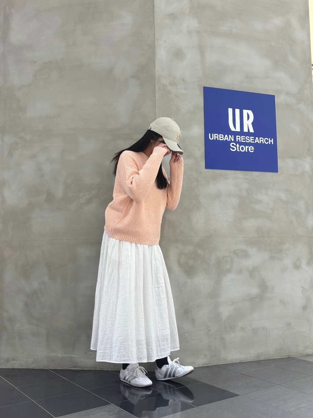 「ピンク、キャップ、春色、大学生、スカートコーデ、通学コーデ、高身長、学生コーデ、春色ニット、春カラーコーデ、高身長おすすめコーデ、過ごしやすい」｜「URBAN RESEARCH DOORSのダブルガーゼボリュームスカート（スカート、ホワイト系）」を使った、kotone040817さん（レディース・165cm）の春コーディネートの1枚目の写真