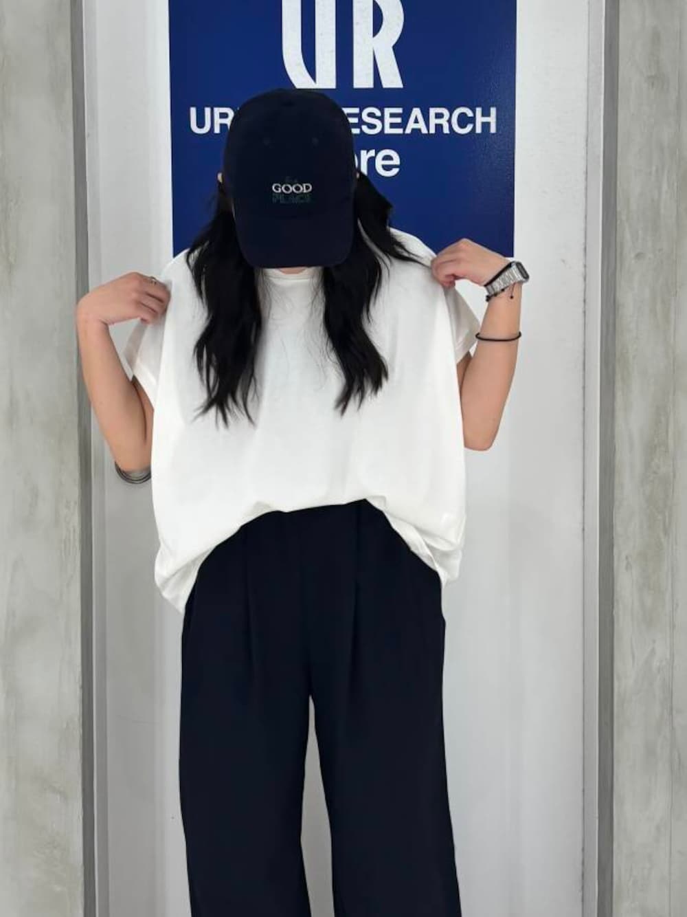 「シンプル、ワイドパンツ、シンプルコーデ、白T、休日スタイル、大学生、通学コーデ、大学生コーデ、きれいめtシャツ、fork＆spoon、私のイチ推しブランド、初夏パンツ」｜「FORK&SPOONのFORK&SPOON　ツータックワイドイージーパンツ（その他パンツ、ブルー系）」を使った、kotone040817さん（レディース・165cm）の春コーディネートの1枚目の写真