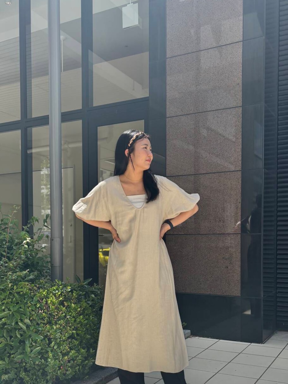 「ワンピース、リネン、newarrival、大学生、通学コーデ、淡色コーデ、レイヤードコーデ、大学生コーデ、夏ワンピース、過ごしやすい、やや暑い」｜「URBAN RESEARCHのリネンレーヨンUネックワンピース（ワンピース、ベージュ系）」を使った、kotone040817さん（レディース・165cm）の春コーディネートの1枚目の写真