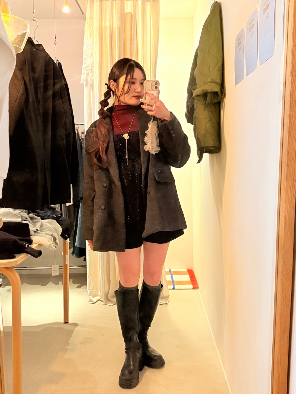 レッド系のニット/セーター、グレー系のその他アウター、ブラック系のその他パンツを着用したレディースの冬コーディネートの1枚目の写真