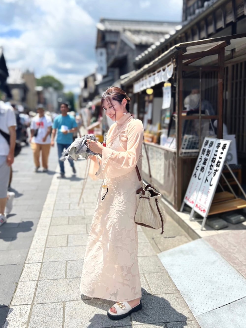 ホワイト系のTシャツ/カットソー、ベージュ系のワンピース、ゴールド系のネックレスを着用したレディースの夏コーディネートの1枚目の写真