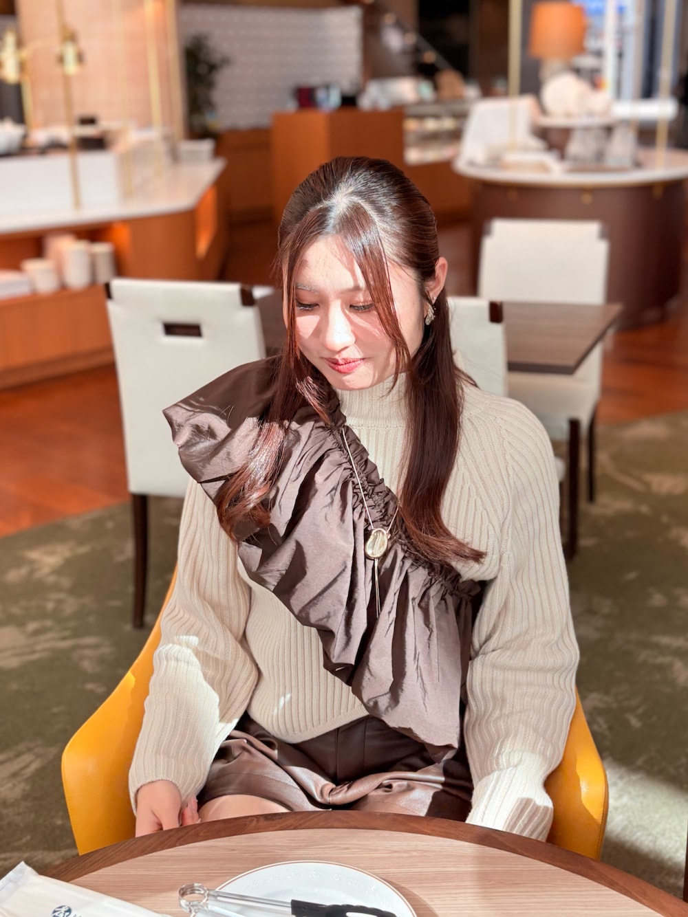 ブラウン系のその他トップス、ブラウン系のその他パンツ、ベージュ系のトップスを着用したレディースの冬コーディネートの1枚目の写真