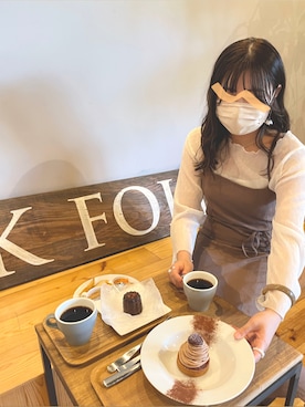 「カフェ巡り」｜「アイテム（サロペット/オーバーオール）」を使った、panchanᙏ̤̫͚さん（レディース・161cm）の秋コーディネート