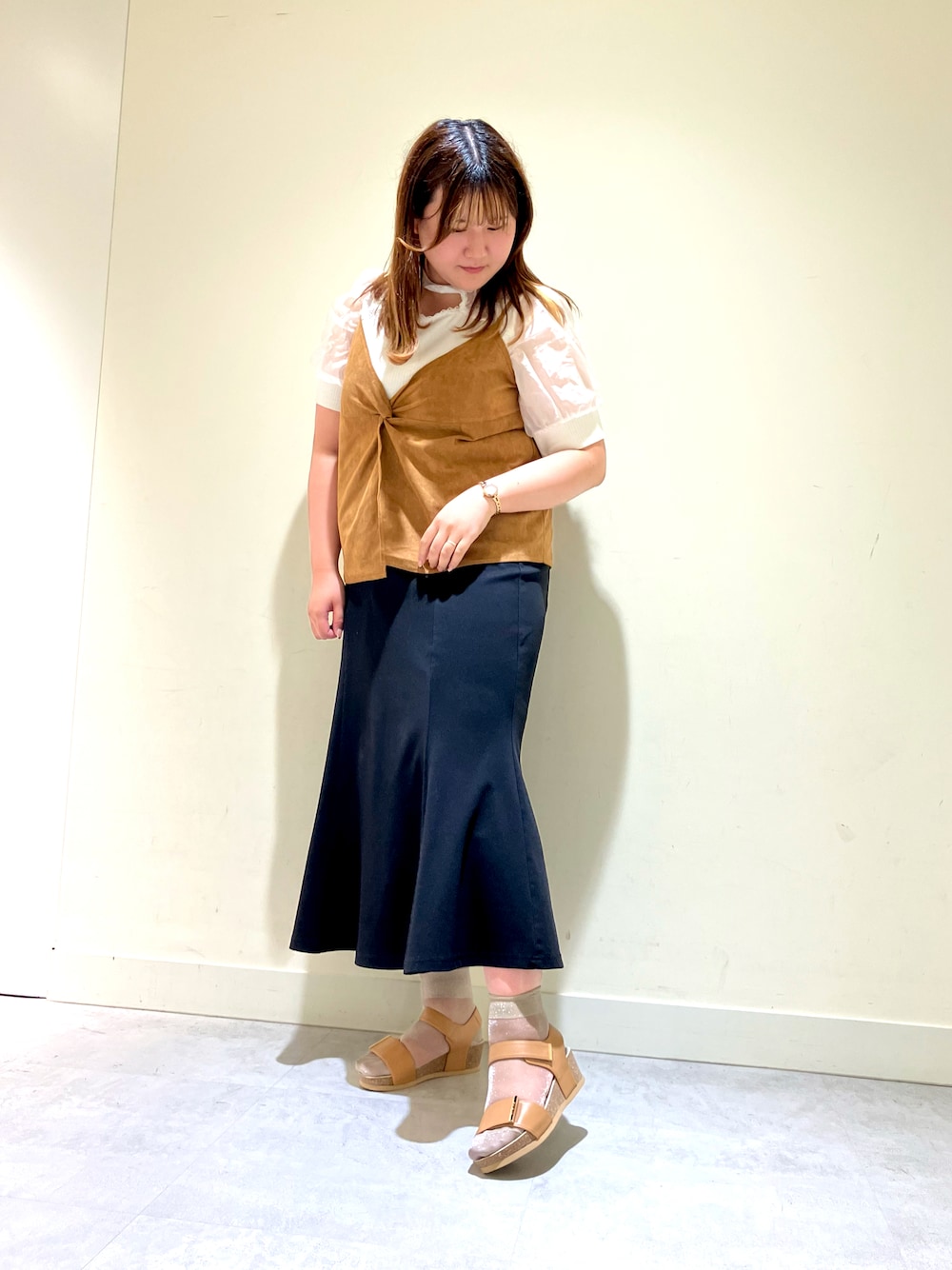 イエロー系のサンダルを着用したレディースの夏コーディネートの1枚目の写真