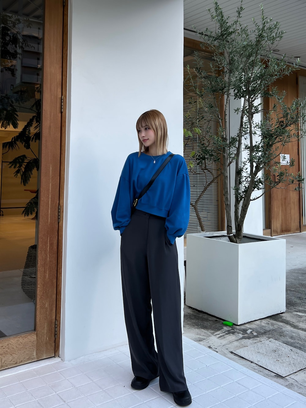「秋服、カジュアルコーデ、お出かけコーデ、楽チンコーデ、プチプラ、スニーカーコーデ、秋コーデ」｜「'olu'oluのアイテム（スウェット、ブルー系）」を使った、erinaさん（レディース・162cm）の秋コーディネートの1枚目の写真