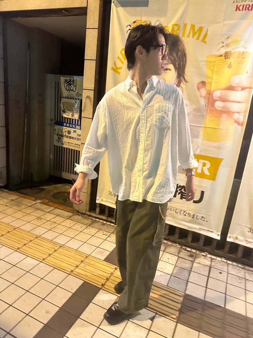 「秋っぽコーデ更新中、シャツスタイル、秋コーデ、カーゴパンツ、おしゃれ、メガネ男子、夜は寒い」｜「no brandのアイテム（シャツ/ブラウス、ホワイト系）」を使った、nagitoさん（メンズ・183cm）の秋コーディネートの1枚目の写真
