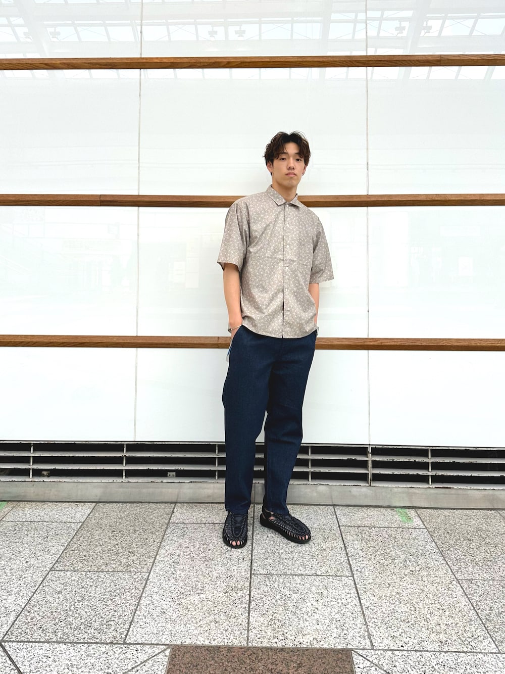 「初夏コーデ、WEARyouthコーデ、オトナカジュアル、休日スタイル、ワイドパンツ、シンプルコーデ、シャツスタイル、KEENサンダル、サンダル、ootd、お出かけコーデ、きれいめカジュアル、ラフ、いいね、save、フォローお願いします🤑、夏コーデ」｜「green label relaxingのアイテム（シャツ/ブラウス、ベージュ系）」を使った、nagitoさん（メンズ・183cm）の夏コーディネートの1枚目の写真