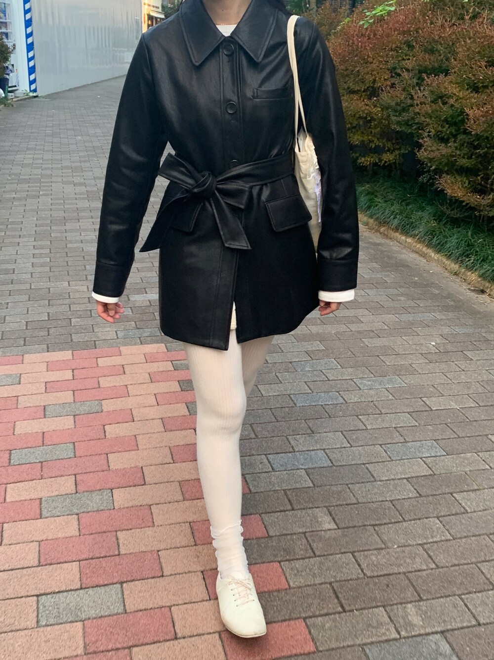 「秋のコーデ、レザー、レザージャケット、白タイツ、秋コーデ、秋、秋服、ootd」｜「Charles ChatonのCharles Chaton ジャズダンスシューズ（ドレスシューズ、ホワイト系）」を使った、fumikaさん（レディース・158cm）の秋コーディネートの1枚目の写真