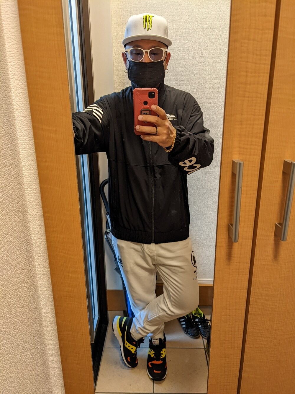 「NEW BALANCEのアイテム（ナイロンジャケット、ブラック系）」を使った、YOSAKU☆TEEさん（メンズ・170cm）の春コーディネートの1枚目の写真