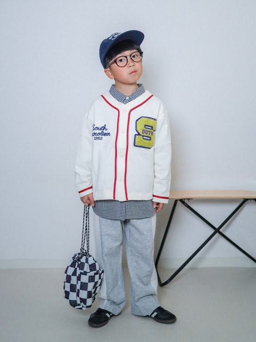 「F.O.KIDS（エフオーキッズ）の【ジュニア対応】カスタムワッペンシャツ（カーディガン/ボレロ）」を使った、ma-kunさん（キッズ・120cm）の冬コーディネート