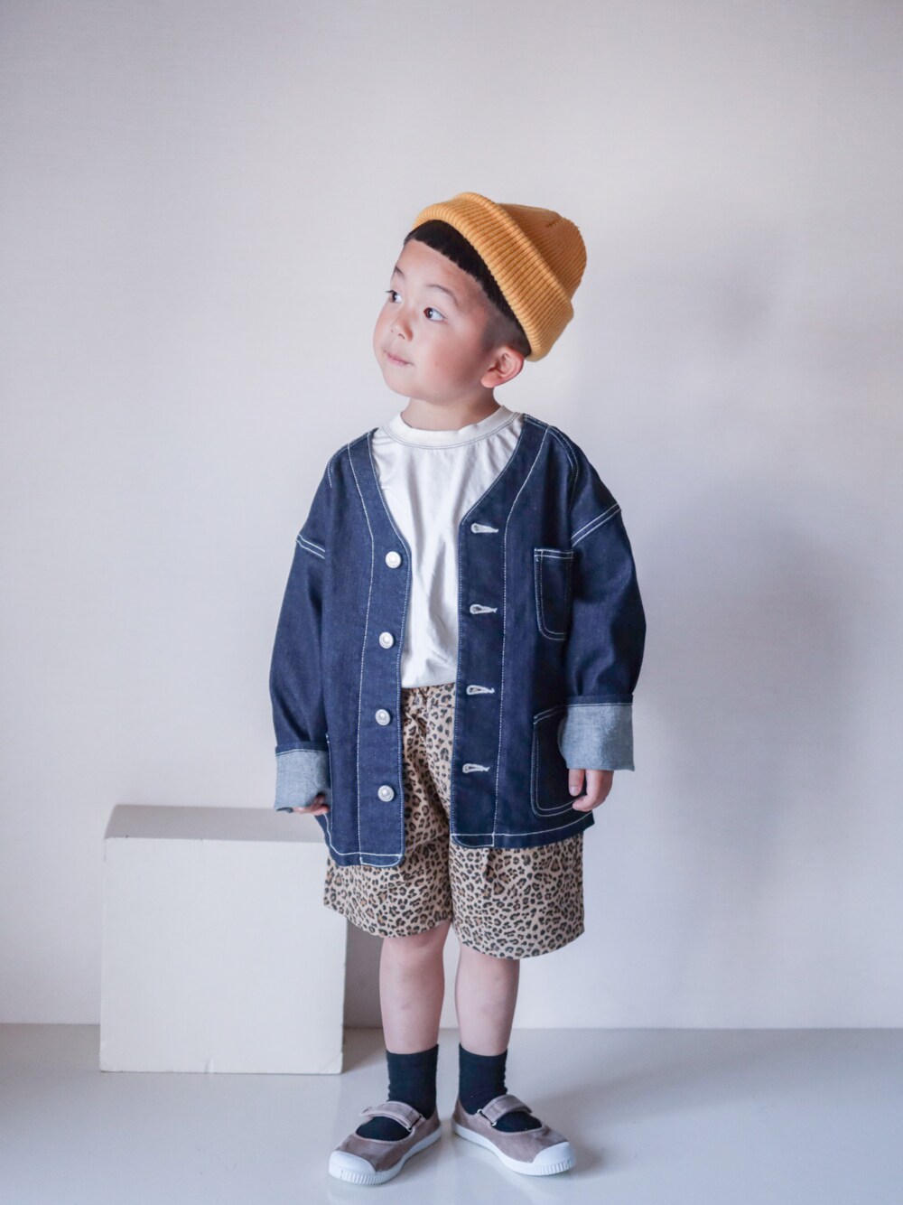 「ジャケット、デニムジャケット、ロンT、ハーフパンツ、レオパード、スニーカー、ビタミンカラー、カジュアルコーデ、春コーデ、韓国子供服、おでかけコーデ、ビーニー、ニット帽、ビッグシルエット、デニム」｜「3coinsのアイテム（ニットキャップ/ビーニー、イエロー系）」を使った、ma-kunさん（キッズ・100cm）の春コーディネートの1枚目の写真