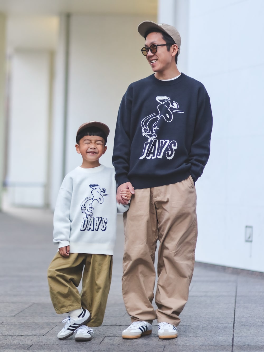ホワイト系のニット/セーター、ブラック系のニット/セーター、ベージュ系のチノパンツを着用したキッズの秋コーディネートの1枚目の写真
