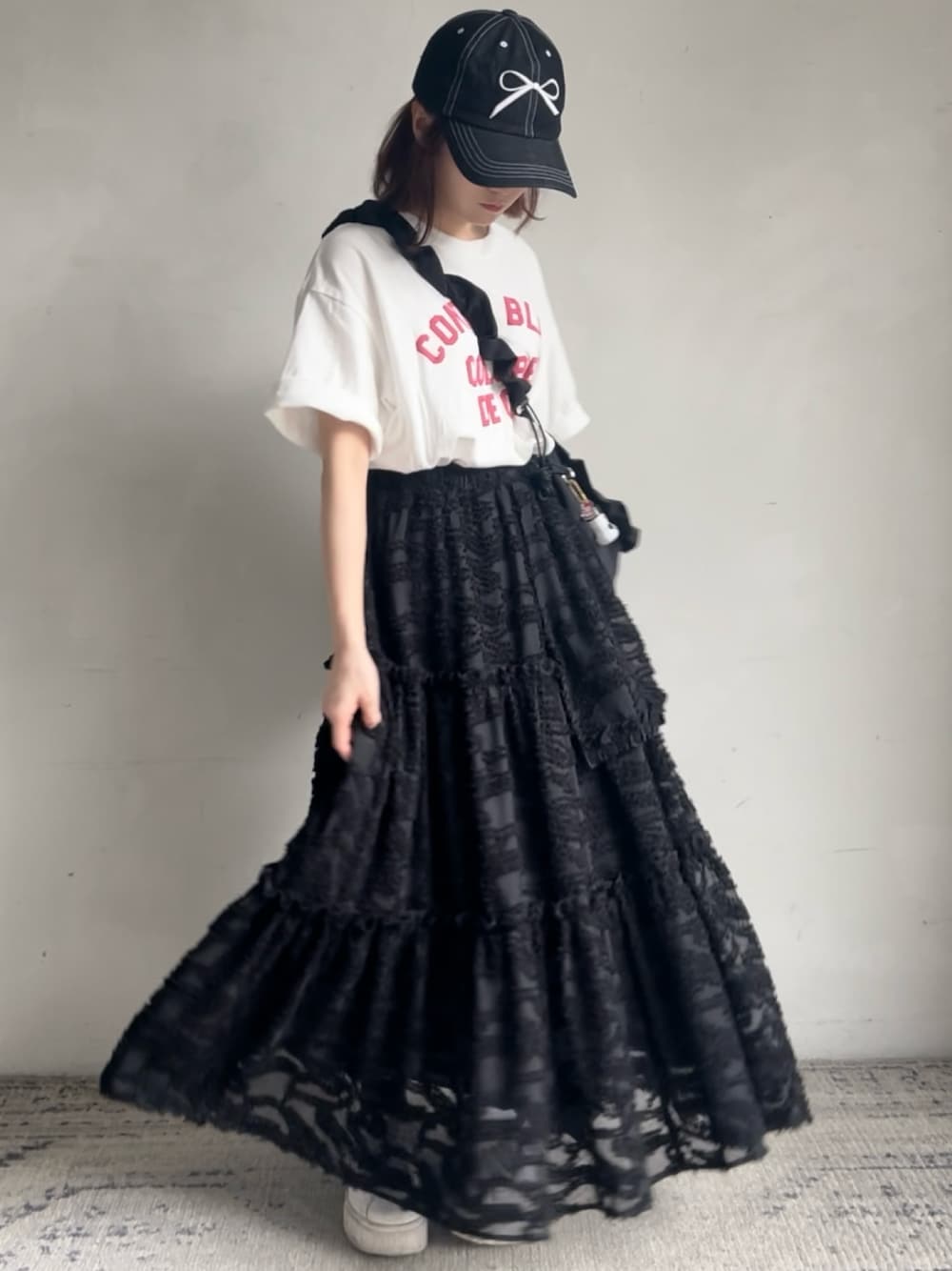 「夏コーデ、キャップ、ロゴT、テーマパークコーデ、白Tシャツ、きれいめカジュアル、休日スタイル、ショルダーバッグ、低身長コーデ、ロングスカート」｜「unclipのアソートデザインTシャツ（Tシャツ/カットソー、ホワイト系）」を使った、「nene」さん（レディース・146cm）の夏コーディネートの1枚目の写真