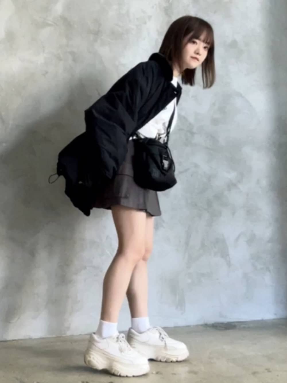 「休日スタイル、おでかけコーデ、モノトーンコーデ、ミニスカート、ショルダーバッグ、モノトーン、低身長コーデ、厚底シューズ」｜「KUUUPYの2way Neck Ecodown Jacket - 2wayネックエコダウンジャケット（ダウンジャケット/コート、ブラック系）」を使った、「nene」さん（レディース・146cm）の冬コーディネートの1枚目の写真
