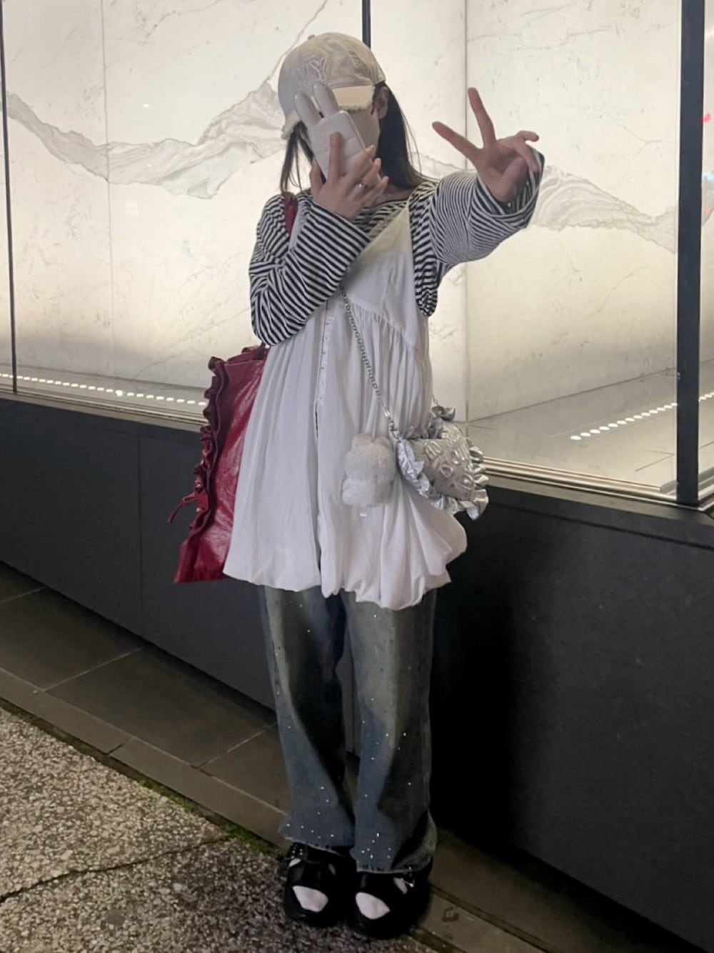 「最近のいい感じコーデ、レイヤードスタイル、サンダル、春コーデ、低身長コーデ、お出かけコーデ、キャップ、トートバッグ、ショルダーバッグ、デニムパンツ、キャミソール、カジュアルスタイル、楽チンコーデ、モノトーン、バルーンスカート」｜「SHAGGIEのオーロララインストーン付きヴィンテージルーズデニムパンツ（デニムパンツ、ブルー系）」を使った、「nene」さん（レディース・146cm）の春コーディネートの1枚目の写真